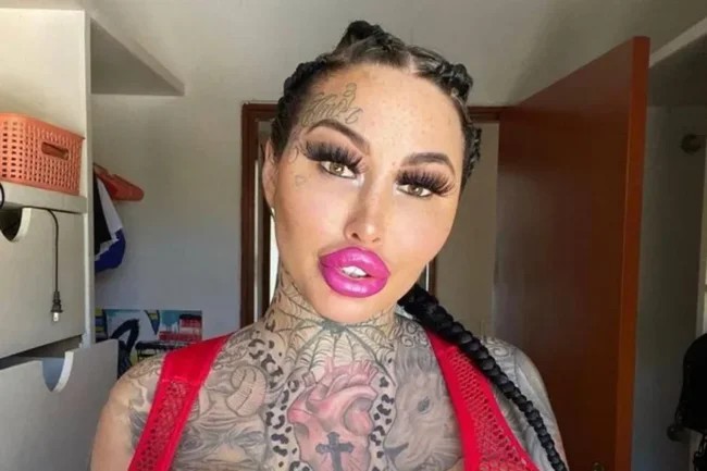 В Таиланде погибла 33-летняя жертва пластики, которую называли "живой надувной куклой" (9 фото)