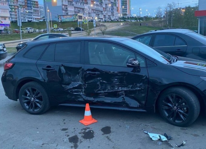 A drunk teenager in Russia stole his parents' car and rammed ten cars (3 photos + 1 video)