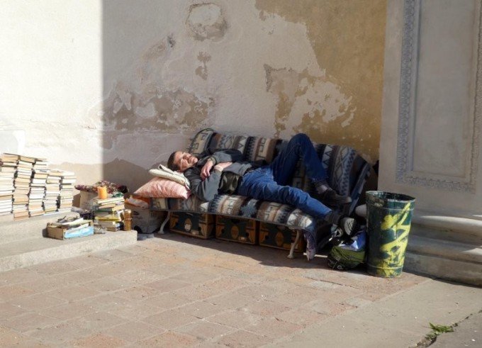 Life of homeless people in Europe: transfers to the map, sleeping bags from Decathlon and even a monument in their honor (18 photos)