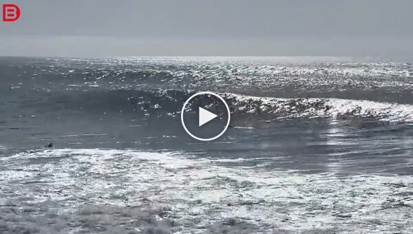 Гигантская волна перевернула лодку с семьей