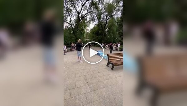 Болезненное падение скейтбордиста