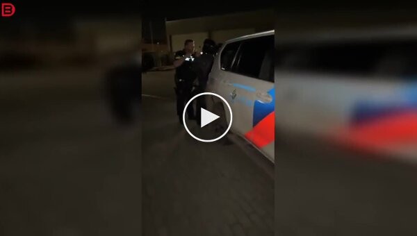 Полицейский устал от спора и применил перцовый баллончик