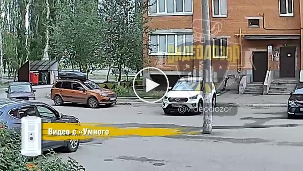 In Bashkiria, a young driver was distracted by his phone and crashed into a pole in the yard