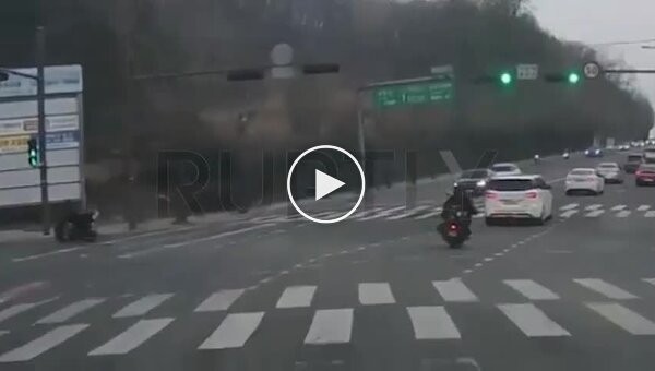 Автомобиль и мотоцикл упали во внезапо образовавшийся провал на дороге