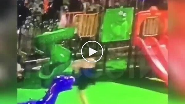 Во Вьетнаме мальчик столкнул с горки девочку