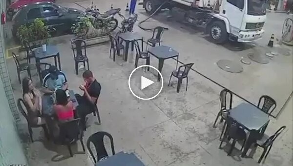 Бесстрашный бразилец решил покурить на заправке и устроил огненный хаос