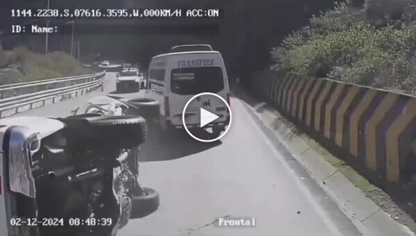 A huge rock crushed a car in Peru