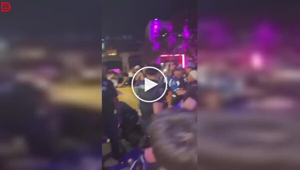 Полицейский ударил парня во время стычки на улице