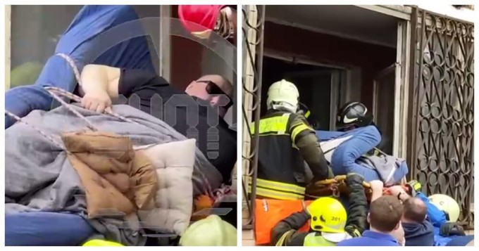 In Russia, a 300-kilogram man had to be evacuated through a window to be taken to the hospital (1 photo + 5 videos)