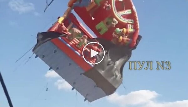 Сильный ветер поднял в небо надувной батут