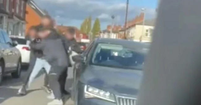 Британские банды выдают себя за полицейских и грабят средь бела дня (3 фото + 1 видео)