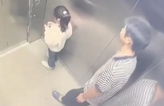 A teenager attacked a girl in an elevator (2 photos + 1 video)