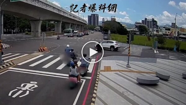 In China, a lady car caused a real commotion on the road