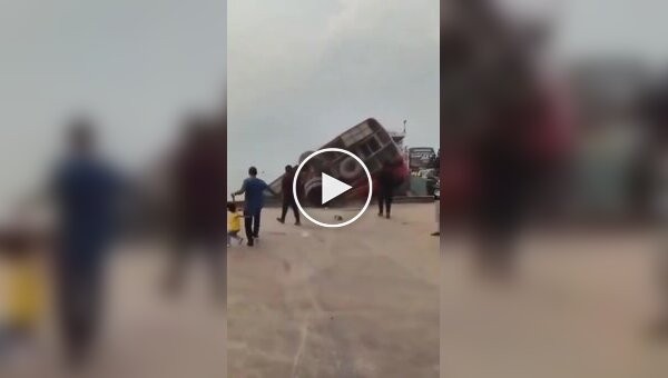 Автобус с 40 пассажирами рухнул в реку