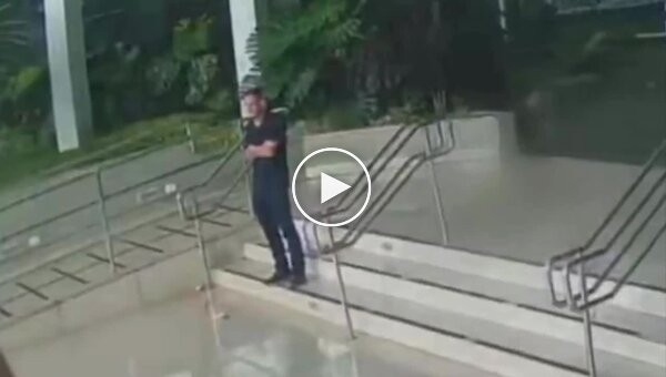 В Бразилии мужик после успешной операции на зрение снова ослеп возле клиники