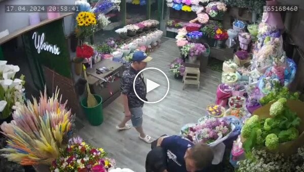 In a flower shop in Russia, florists brutally dealt with loser robbers