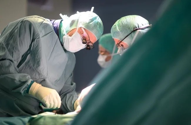 У Казахстані чоловік на суперечку проковтнув 26 ручок (2 фото + 1 відео)