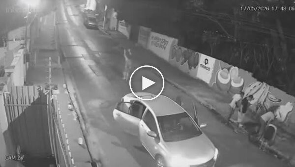 Девушка гуляла с собакой и провалилась в люк из-за шатающейся крышки