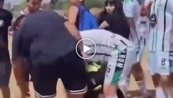Судью жестоко избили после матча в Аргентине: нападение попало на видео