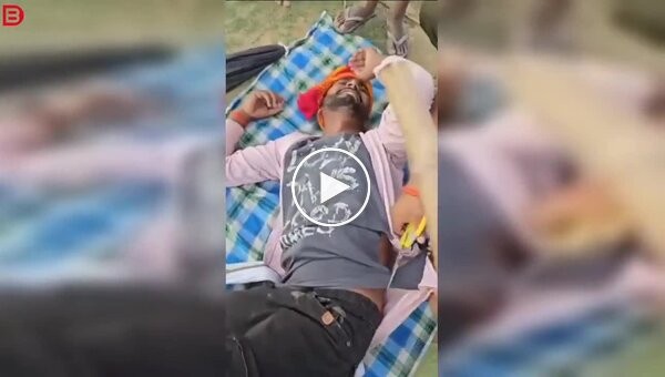 Сон на грани смерти: в Индии мужчине под рубашку залезла кобра