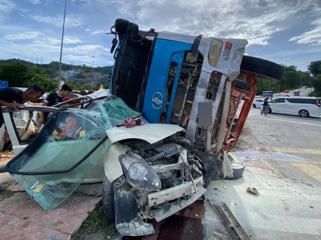 Зніс кабіну біля вантажівки та легкові автомобілі (2 фото + 5 відео)