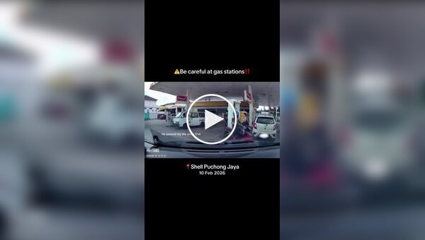 Женщина заправляла машину — и лишилась сумочки за секунды