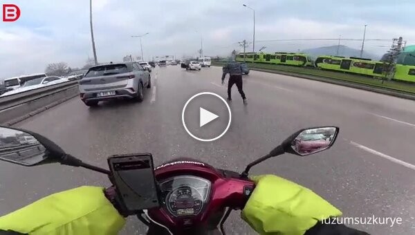 Мужчина устроил драку прямо на шоссе