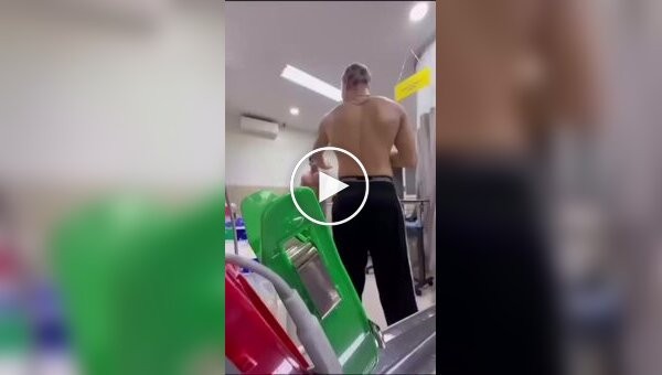 Полуголый турист устроил погром в больнице на Бали
