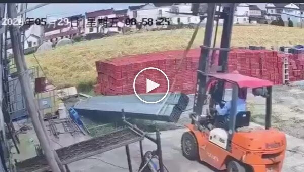 Рабочий попал в больницу из-за водителя вилочного погрузчика