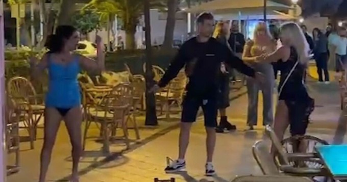 Drunk British women got into a brawl in a bar in Mallorca (6 photos + 1 video)