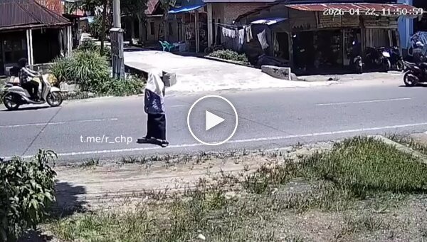 В Индонезии школьники упали к ногам женщины