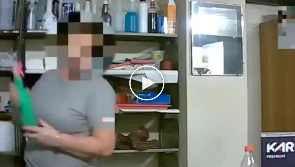 Сотрудница офиса регулярно добавляла бытовую химию в чашку коллеги