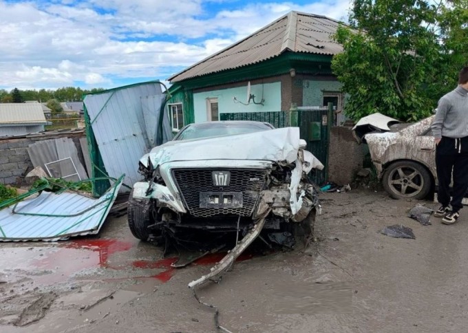 Розбив свою та чужу машину, і втік з місця аварії (4 фото + 2 відео)