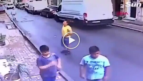 A teenager in Turkey caught a little girl who fell out of a window.