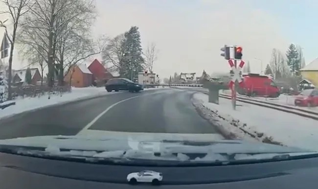 Встреча автомобиля с поездом в Германии (5 фото + 1 видео)