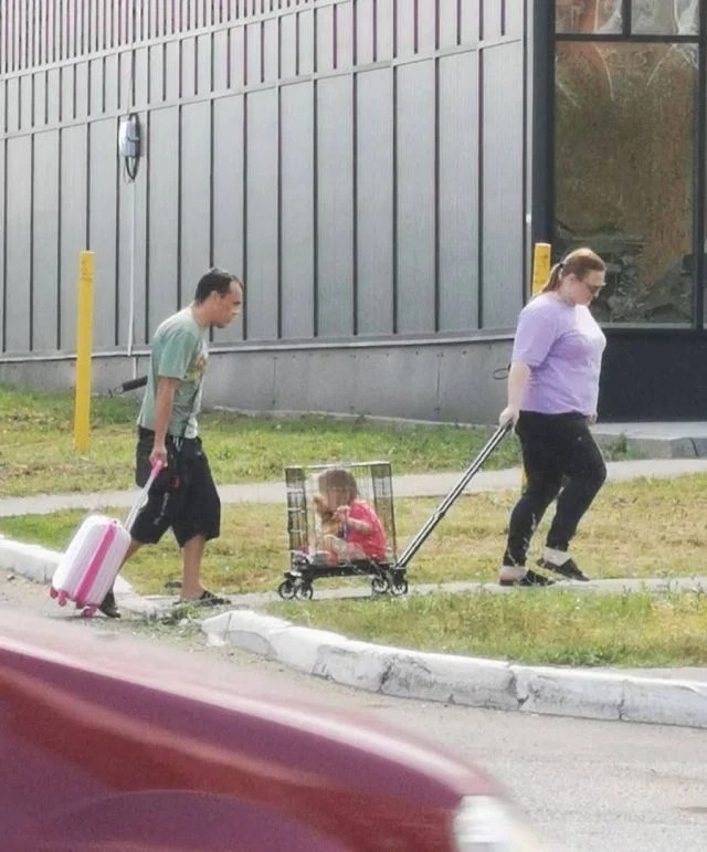 In Russia, parents of the year were noticed who were transporting a child in a cage on wheels (2 photos + video)