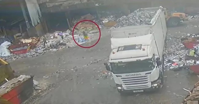 Мужчина оказался под колёсами погрузчика в свой первый рабочий день (3 фото + 1 видео)