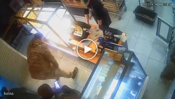 Неадекват ударил продавщицу из-за сыра