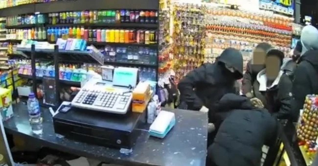 Воры дважды наведались в магазин за вейпами (4 фото + 1 видео)