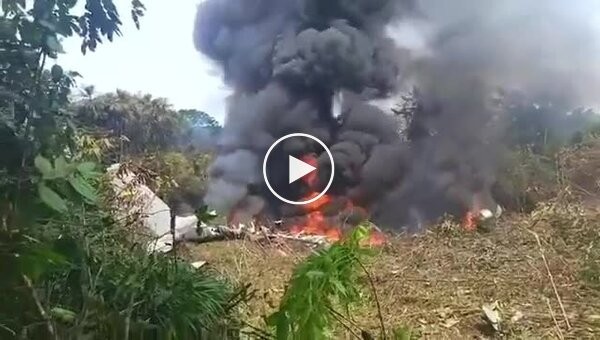 В Колумбии разбился военный самолет с сотней солдат на борту