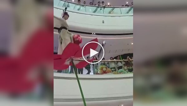 Артистка впала з висоти під час повітряного шоу в торговому центрі