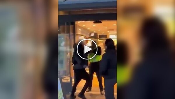 Мигранты избивают охранников ради коробок с пирожными