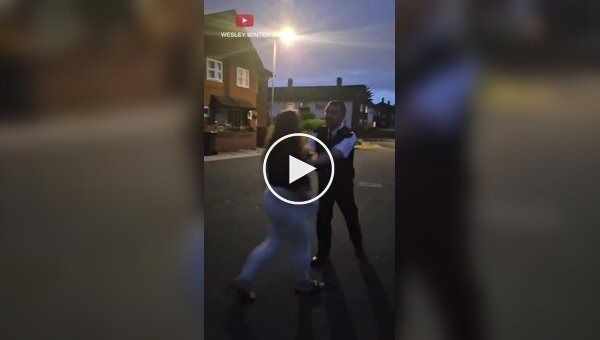 «Не трогайте моего сына»: мать вступила в спор с полицейским