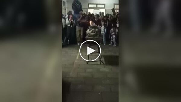 Школьный вулкан вышел из-под контроля: в Аргентине девочка устроила настоящее извержение