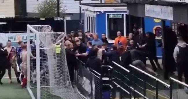 Британські футболісти побилися з уболівальниками (4 фото + 1 відео)