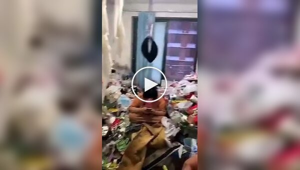 In China, a girl in a rented apartment did not throw out trash for a whole year.