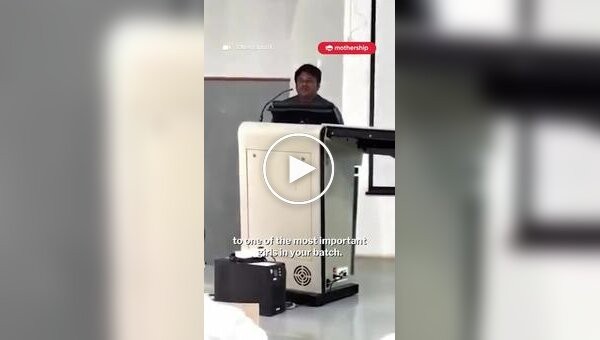 Преподаватель открыто признался в любви студентке и поплатился
