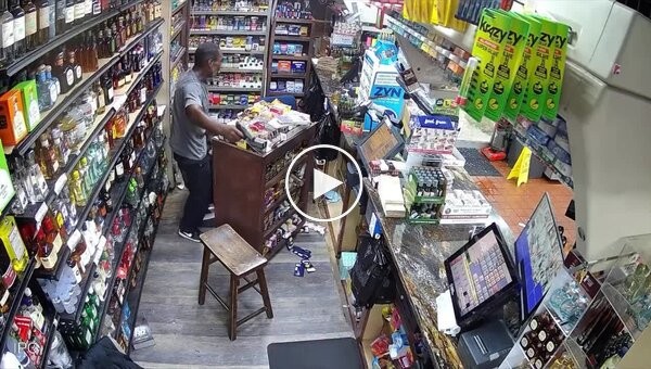 У США чоловік з пістолетом отримав постріл в голову від поліції