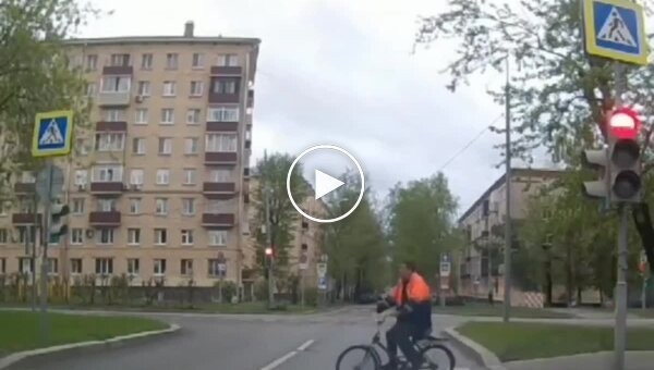 Two cyclists collided at a pedestrian crossing