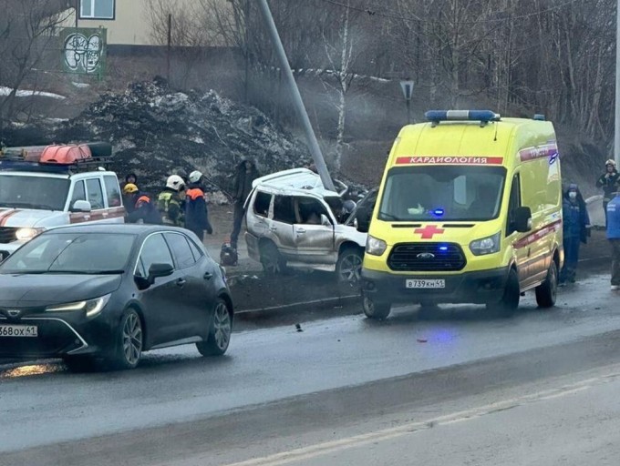 Пьяный экипаж повстречал непреодолимое препятствие (1 фото + 3 видео)